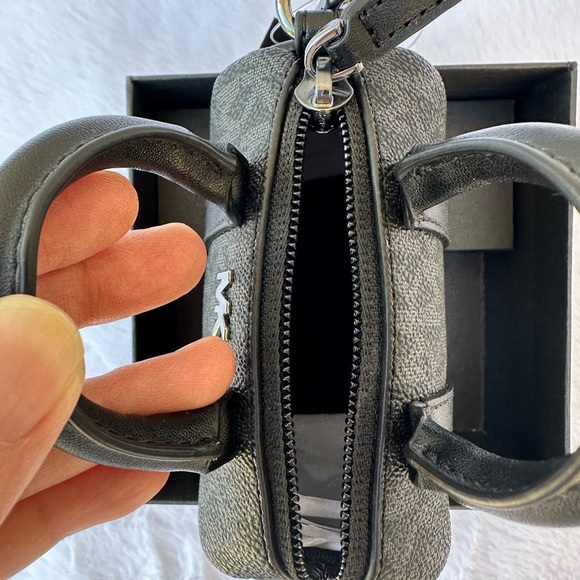 Michael Kors purse wallet and keychain - Picture 10 of 12